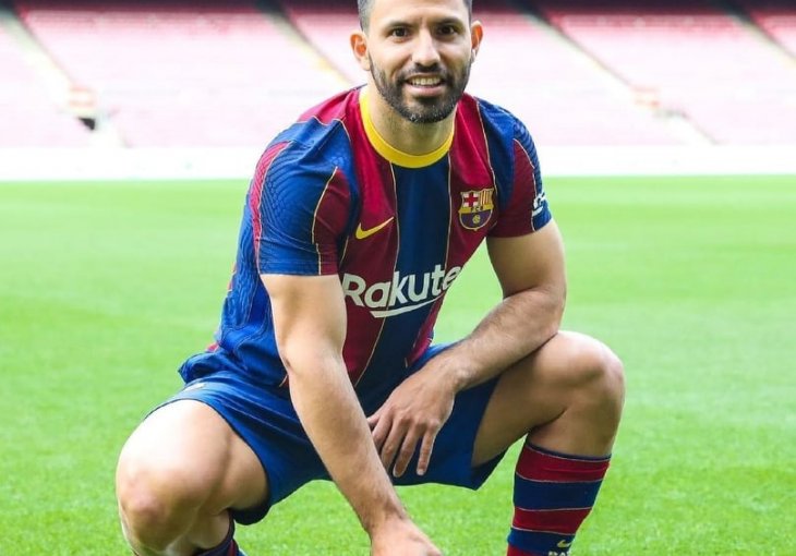 Aguero pozirao u dresu Barce i u društvu supruge: 