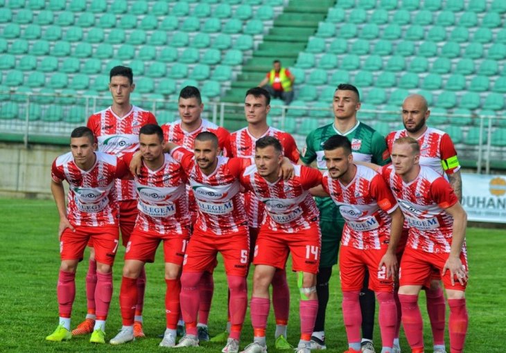 Da bi gledali Zmajeve sa tribina, potrebna vam je maska, a ona se može kupiti na ulazu na stadion i to po cijeni od nevjerovatnih pet KM