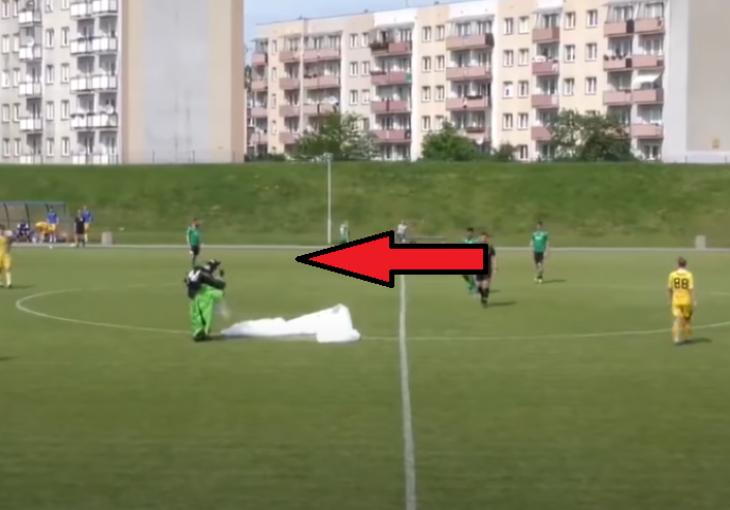 Nesvakidašnja scena sa utakmice: Padobranac sletio na teren, potez sudije nasmijao igrače
