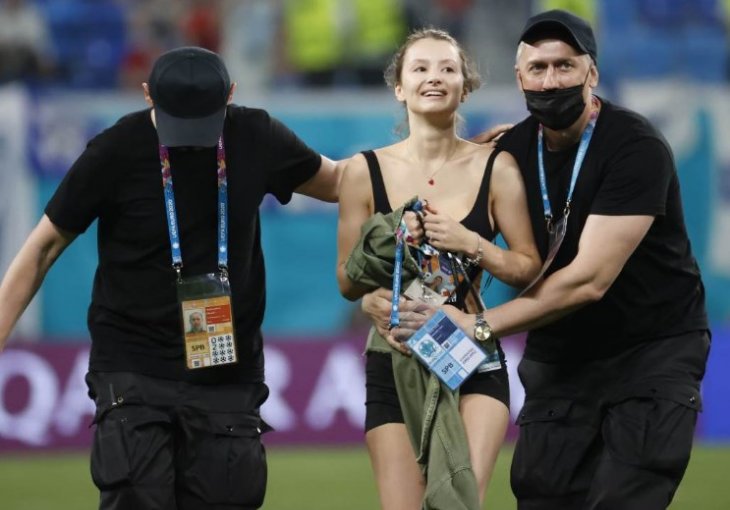 DJEVOJKA PREKINULA MEČ EP, ODMAH SU JOJ PREKRILI GRUDI: Ovo niste vidjeli u TV prenosu - evo šta piše na majici