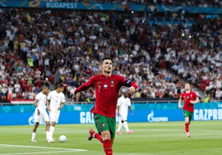 Obezbjeđenje je imalo pune ruke posla poslije meča: Navijač utrčao na teren da zagrli Ronalda, ovaj ga odgurno od sebe