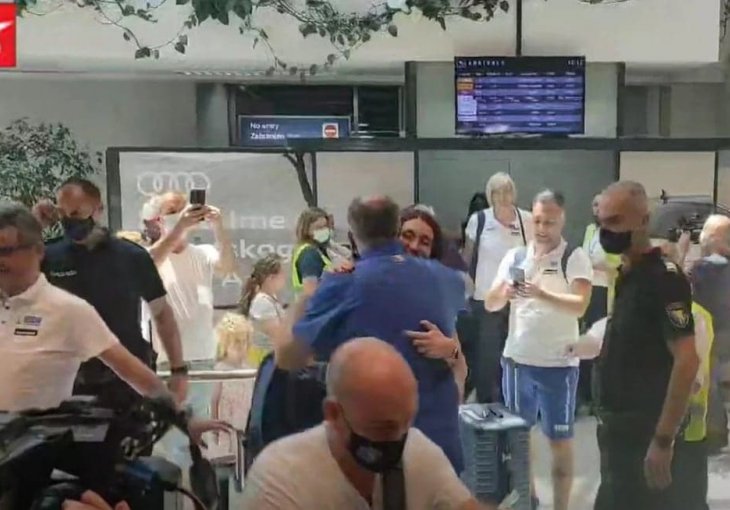 SUSRET PREPUN EMOCIJA: Pogledajte doček Zmajica, sve ovo su zaslužile!