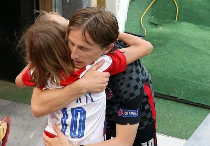 MODRIĆ UTJEHU POTRAŽIO U ZAGRLJAJU SA SINOM: Evo kako je reagirao emotivni Luka nakon utakmice - ZADNJA UTAKMICA ZA REPREZENTACIJU?