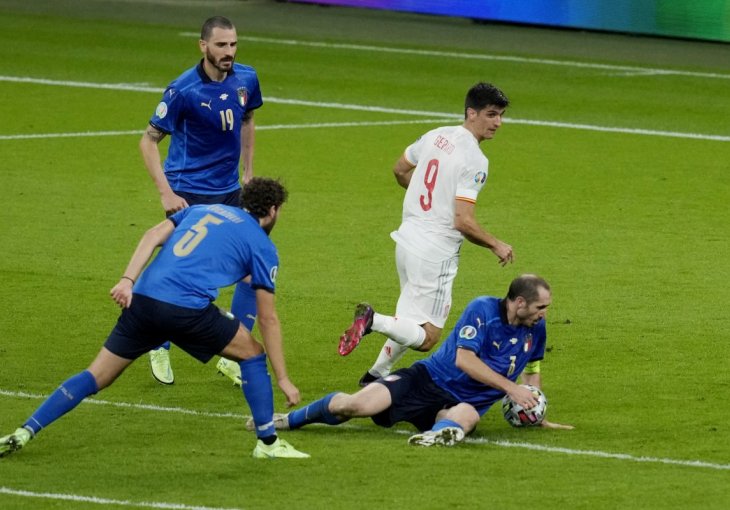 JESU LI ŠPANCI ŽESTOKO POKRADENI SINOĆ Olmo je gurnuo loptu, bila je to obećavajuća šansa a Chiellini... 