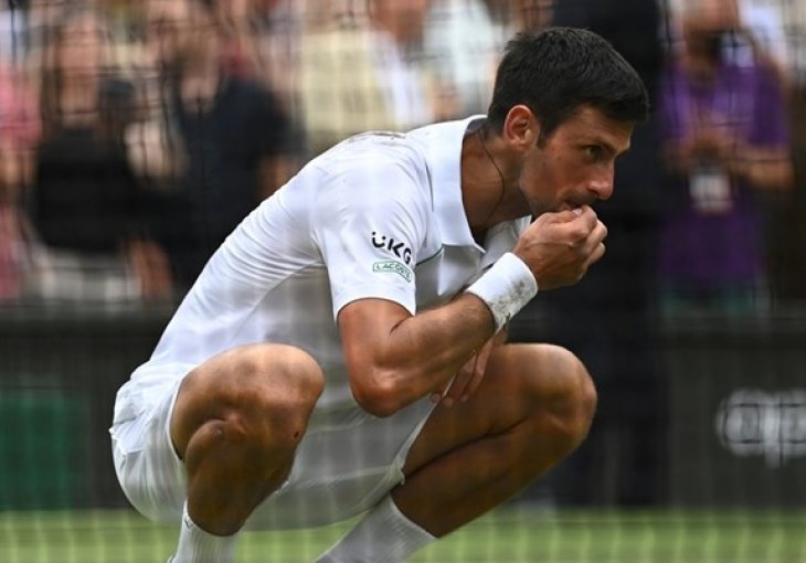 JESTE LI VIDJELI IŠTA ČUDNO Evo zašto Đoković jede travu svaki put kad osvoji Wimbledon