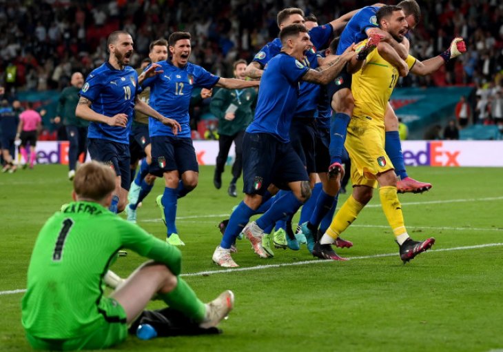 Pa, da li je moguće da ga je sveštenik BAŠ TO PITAO! Italijanski fudbaler napravio VELIKU FEŠTU odmah nakon Eura, cijeli grad izašao da mu SKANDIRA NA SVADBI!
