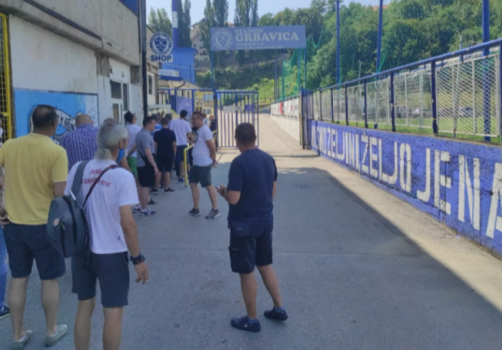 Veliki red ispred Fan shopa FK Željezničar: Počela prodaja sezonskih ulaznica za utakmice Plavih sa Grbavice