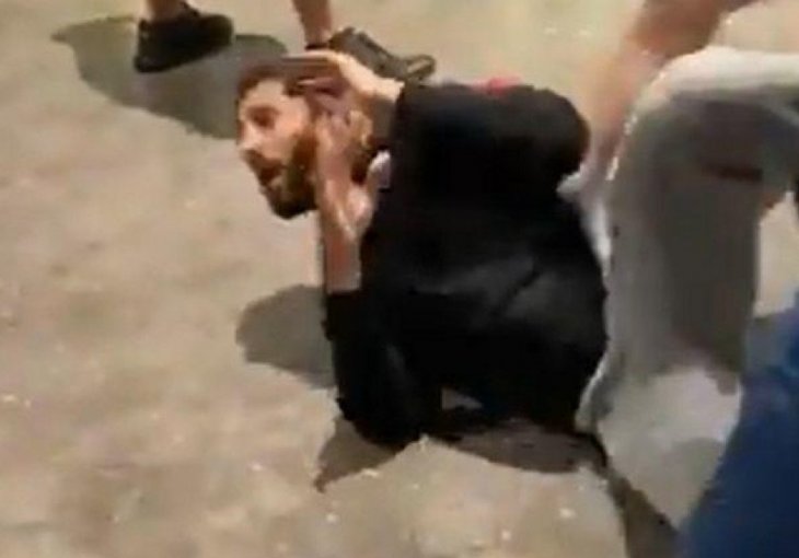(VIDEO) Društvenim mrežama kruži uznemirujuća snimka tučnjave, udarali navijača dok je ležao na podu