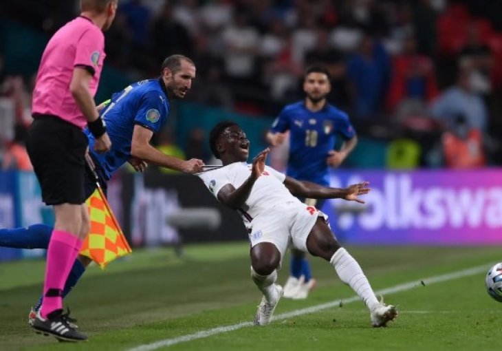 ENGLEZI BIJESNI NA CHELLINIJA, ALI MOURINHO JE ODUŠEVLJEN: Znao je da će dobiti žuti karton - pokazao da je stari lisac