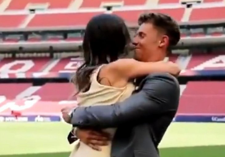 Odjednom stadion Atletico Madrida postao najromantičnije mjesto: Pogledajte kako je fudbaler Jorgandžija zaprosio svoju djevojku