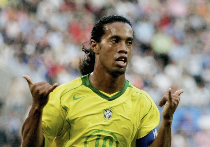 JOŠ UVIJEK JE REALOVA NOĆNA MORA! Cijeli svijet je gledao njegov posljednji ples: Ronaldinho u dresu Barse opet izluđivao Madriđane! /VIDEO/