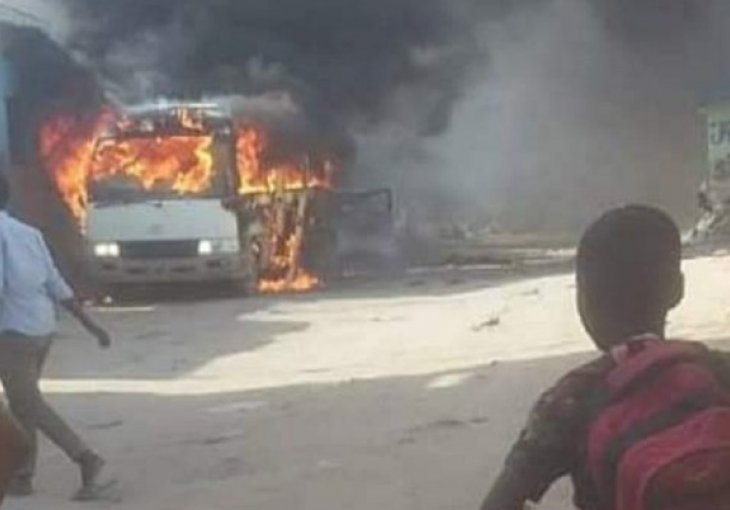 VELIKA TRAGEDIJA U SOMALIJI: Kombi dignut u zrak koji je prevozio nogometaše, NAJMANJE ČETIRI PREMINULA!