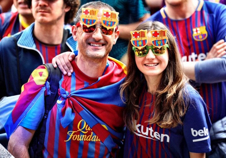 (VIDEO) Fudbaleri Barcelone konačno stigli na stadion, pogledajte kakav doček su im priredili navijači