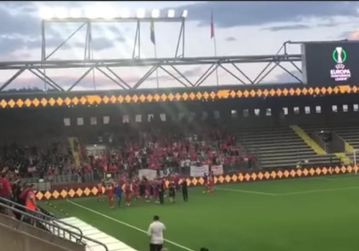Vi ste naša prva ljubav: Ovako su fudbaleri Veleža ispraćeni sa Boras Arene nakon remija protiv Elfsborga