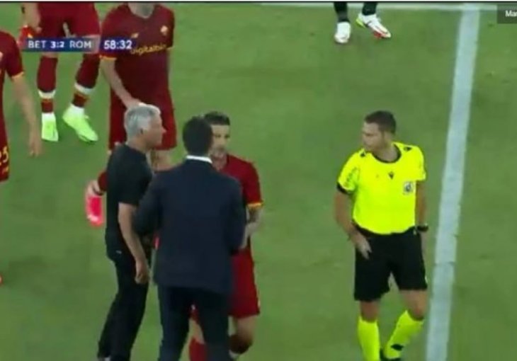 Potpuni haos na utakmici Betis - Roma: Zbog gola rukom Mourinho eksplodirao