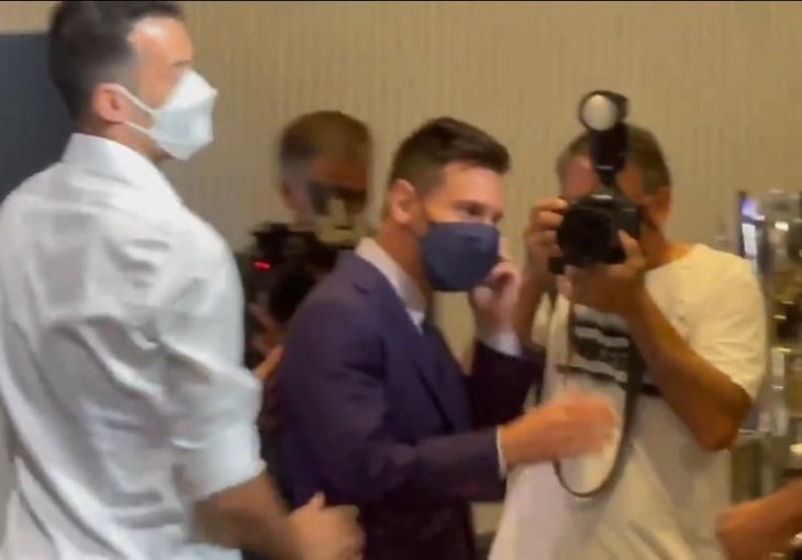 Pressica koja će se dugo pamtiti: Pogledajte trenutak kada se Messi opraštao sa igračima Barcelone