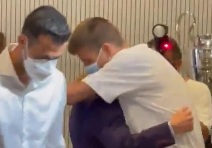 SUZE NIKO NIJE KRIO Pogledajte trenutak kada se Messi opraštao s igračima Barce: Jednom igraču je bilo daleko najteže
