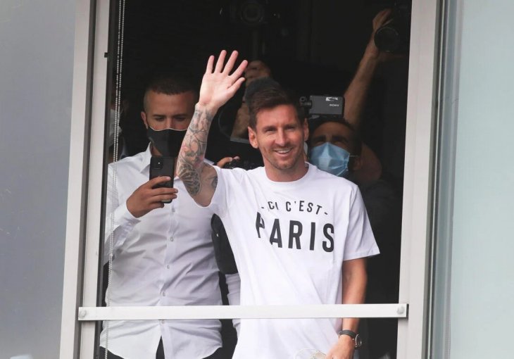 UŽIVO Messi u majici 