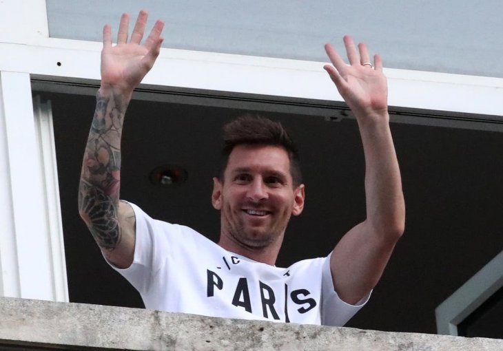 MESSI PREDTAVLJEN PRED NAVIJAČIMA. Čim je izašao stadion je bio u transu