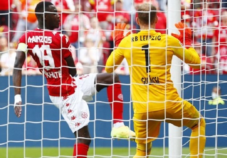 Leipzig na otvaranju Bundeslige izgubio bizarnim golom, hrvatski duo nije igrao