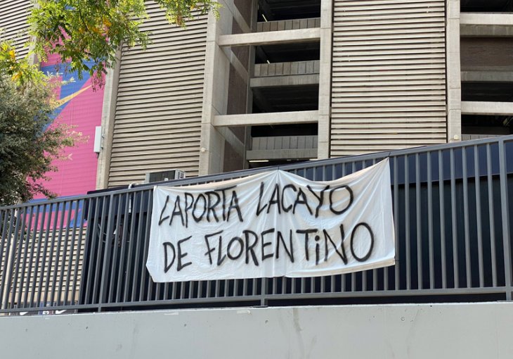 TRANSPARENTI ISPRED CAMP NOU STADIONA. Poruke uvrede upućene Laporteu