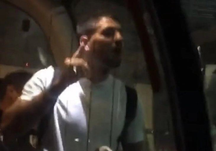 SRBIN U CENTRU PAŽNJE I NAKON MEČA Mitrović iz autobusa provocirao navijače: Slao im poljupce, mahao i poželio laku noć