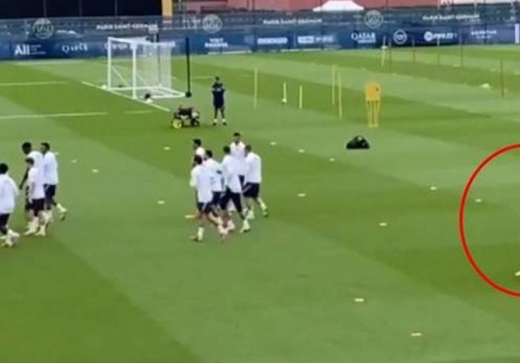 Svi igrači PSG-a na jednoj strani, Mbappe sam na drugoj. Pogledajte viralni video