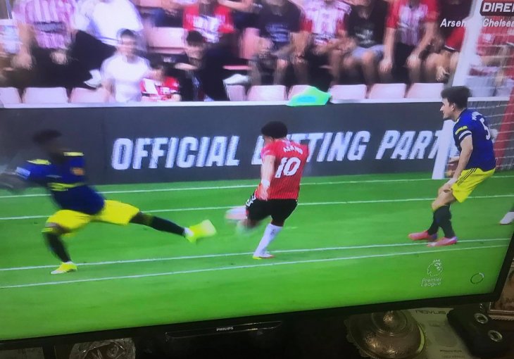 SOUTHAMPTON VODI, ALI CRVENI ĐAVOLI SU BIJESNI Je li moguće da je sudija ovo dozvolio, šta je radio VAR?!