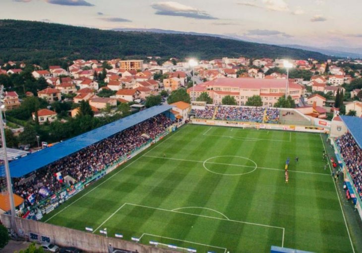 Kraj prvog poluvremena na Pecari. Velež vodi pogotkom Zvonića