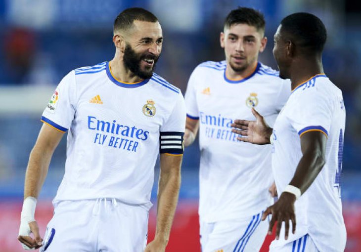 LUDA UTAKMICA ,PUNA PREOKRETA I KARTONA. LEVANTE : REAL MADRID