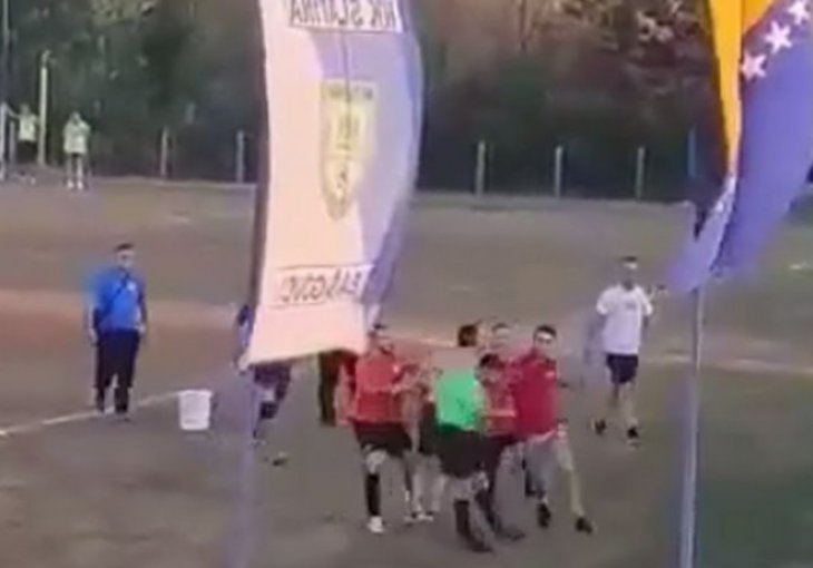 Sramotne scene s bh. stadiona obilaze region: Utrčali na teren i udarali sudije, susret prekinut