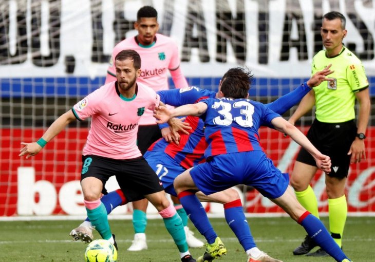 BARCA OVO S NESTRPLJENJEM IŠČEKUJE Pjanić može samo u ovaj klub, krenula je bitka s vremenom