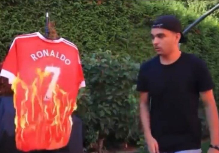 PUCAO OD MUKE ZBOG CITYA, OKRENUO SE PROTIV RONALDA: Navijač Uniteda zapalio Ronaldov dres, SADA SE BAŠ POKAJAO (VIDEO)