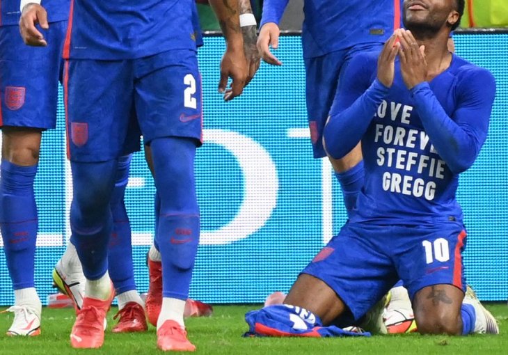 STERLING JE SINOĆ IMAO POSEBNU PORUKU NA MAJICI, EVO ŠTA ONA ZNAČI