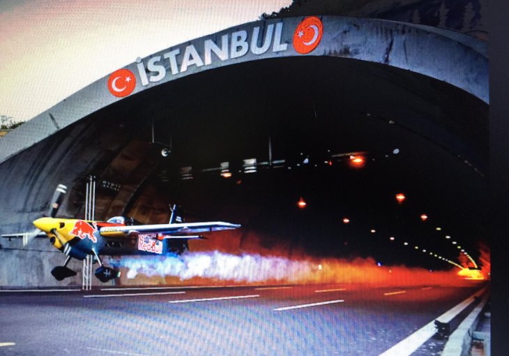 DOGAĐAJ U TURSKOJ KOJI OBILAZI SVIJET! Pilot prošao kroz tunel brzinom 245kmh ( VIDEO )