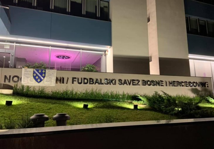 ZASTAVA S LJILJANIMA ISPRED ZGRADE NFSBIH: Jednom smo ginuli za njih, ako treba opet ćemo...