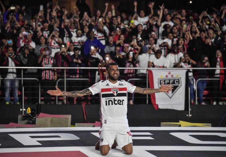 Dani Alves ostaje bez kluba koji mu duguje veliki novac