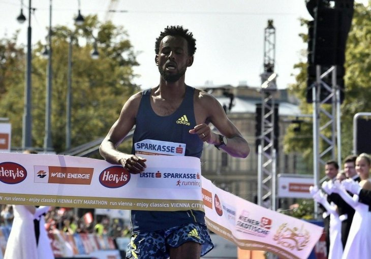 Derara Hurisa pobijedio na maratonu u Beču, pa diskvalifikovan zbog patika