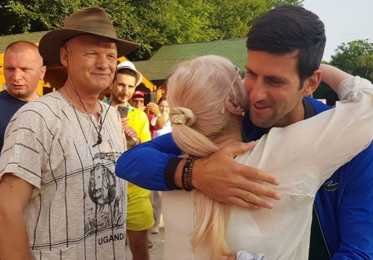 (FOTO) Novak Đoković stigao u Visoko, domaćini se rado fotografisali sa njim
