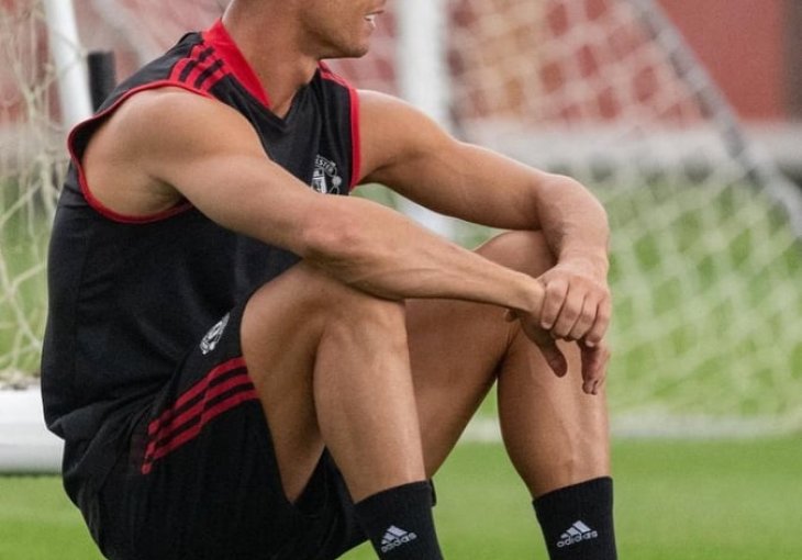 Ronaldo je ugledao dječaka pred trening-centrom Uniteda. Zaustavio se i oduševio ga