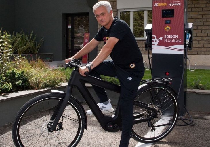 Mourinho je zamalo dobio kopačku u glavu i to od strane sudije!