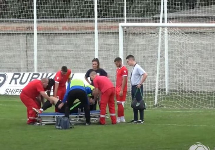 (VIDEO) Užas u Srbiji: Golman hitno operisan nakon sudara sa protivničkim igračem, odstranjen mu jedan bubreg