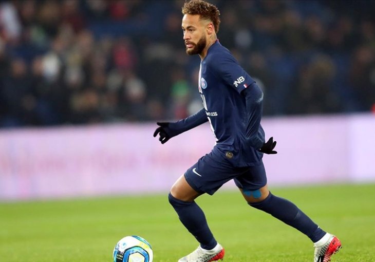 Navijači i trener Lyona bijesni: Kako VAR nije vidio da Neymar vuče igrača za dres u kazenenom prostoru