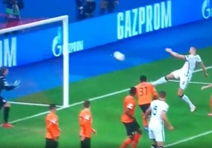 JE LI OVO REALNOO? DŽEKOO S TRI METRA PROMAŠIO CIJELI GOL: Ovo je teže promašiti nego pogoditi (VIDEO)