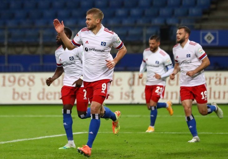 (VIDEO) Svi na stadionu se hvatali za glavu: Pogledajte nesvakidašnji autogol koji je spasio poraza velikana
