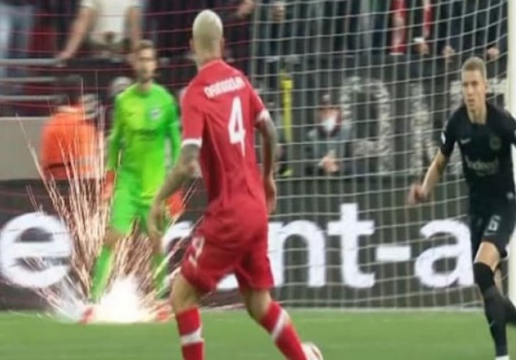 Pogledajte trenutak u kojem je petarda eksplodirala pored Eintrachtovog golmana: Ovo je strašno