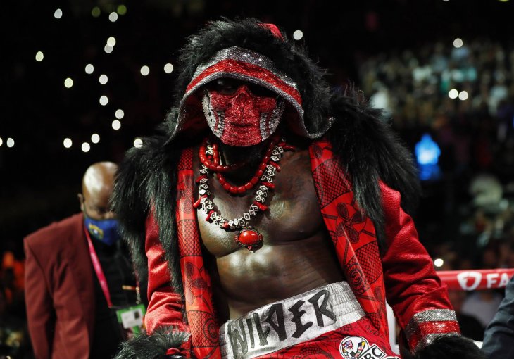 Šampion Fury ušao kao rimski legionar, Wilder se nakitio (FOTO)