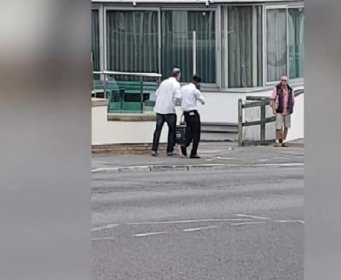 E SAD JE DOTAKAO SAMO DNO Legendarni fudbaler mrtav pijan teturao do auta usred bijela dana, jedva je ostao na nogama (VIDEO)