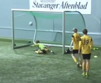 (VIDEO) PRETPOSTAVLJATE O KOME SE RADI: Dječak sa videa je danas ubitačan napadač i golgeter
