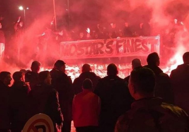 BILBIJA SRUŠIO EKIPU S KOŠEVA A ONDA UZEO BAKLJU U JEDNU A MEGAFON U DRUGU RUKU I POVEO NAVIJANJE (FOTO)